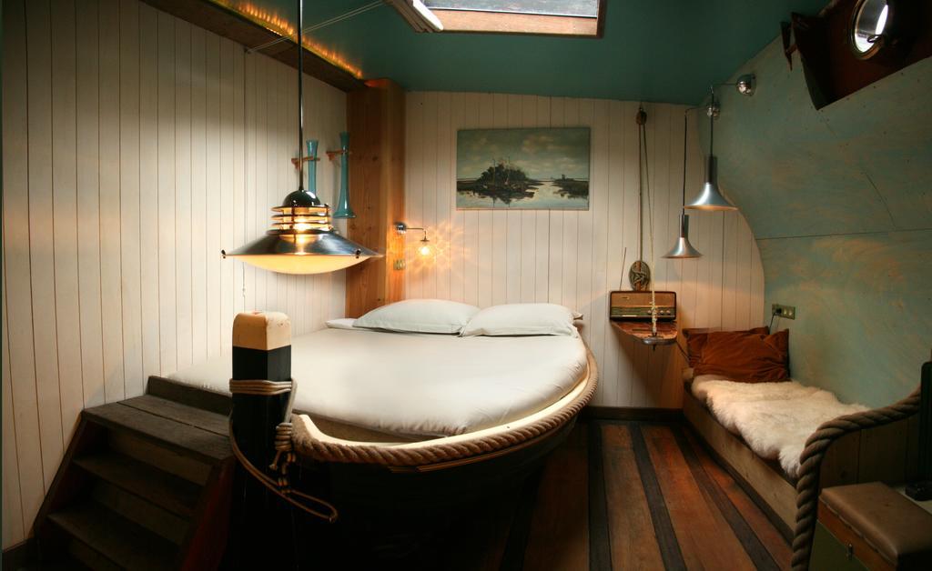Boat 'Opoe Sientje' Bed & Breakfast Nijmegen Room photo